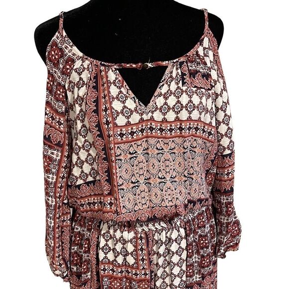 Multi Colored dress with elastic waist. Cut out shoulder. Super cute. Size Small - Picture 3 of 7